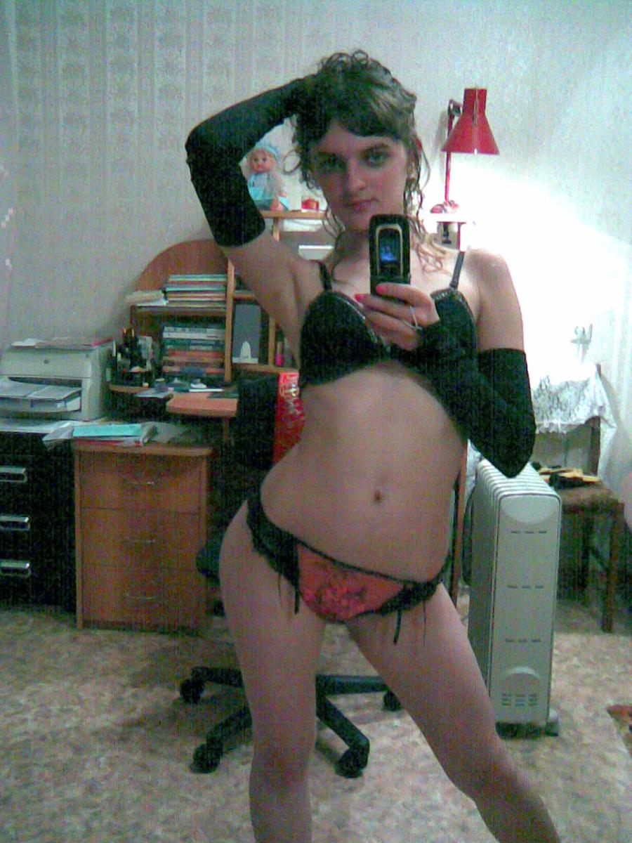 A lover of taking photos of herself on the phone. Photo 32