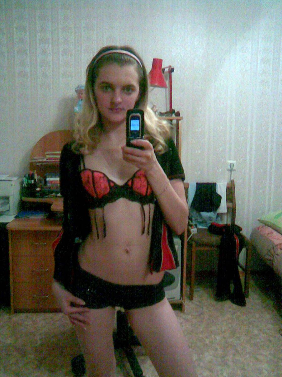 A lover of taking photos of herself on the phone. Photo 33