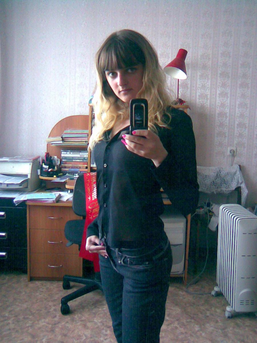 A lover of taking photos of herself on the phone. Photo 35