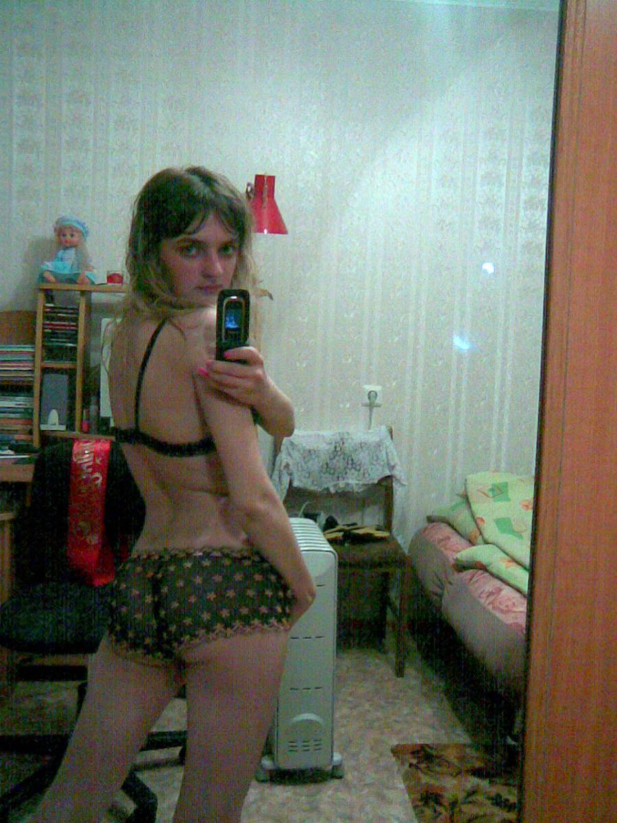 A lover of taking photos of herself on the phone. Photo 4