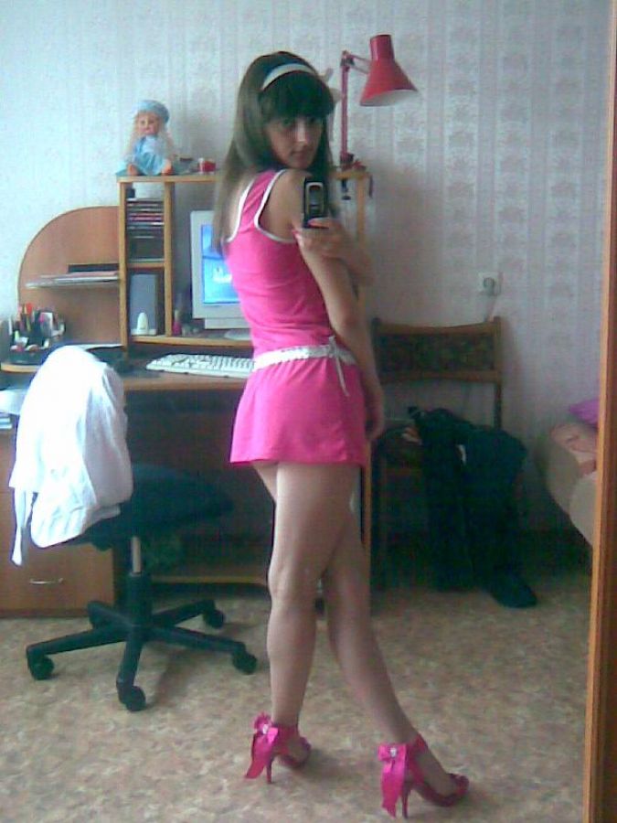 A lover of taking photos of herself on the phone. Photo 5