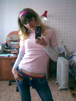 A lover of taking photos of herself on the phone. Thumb 6