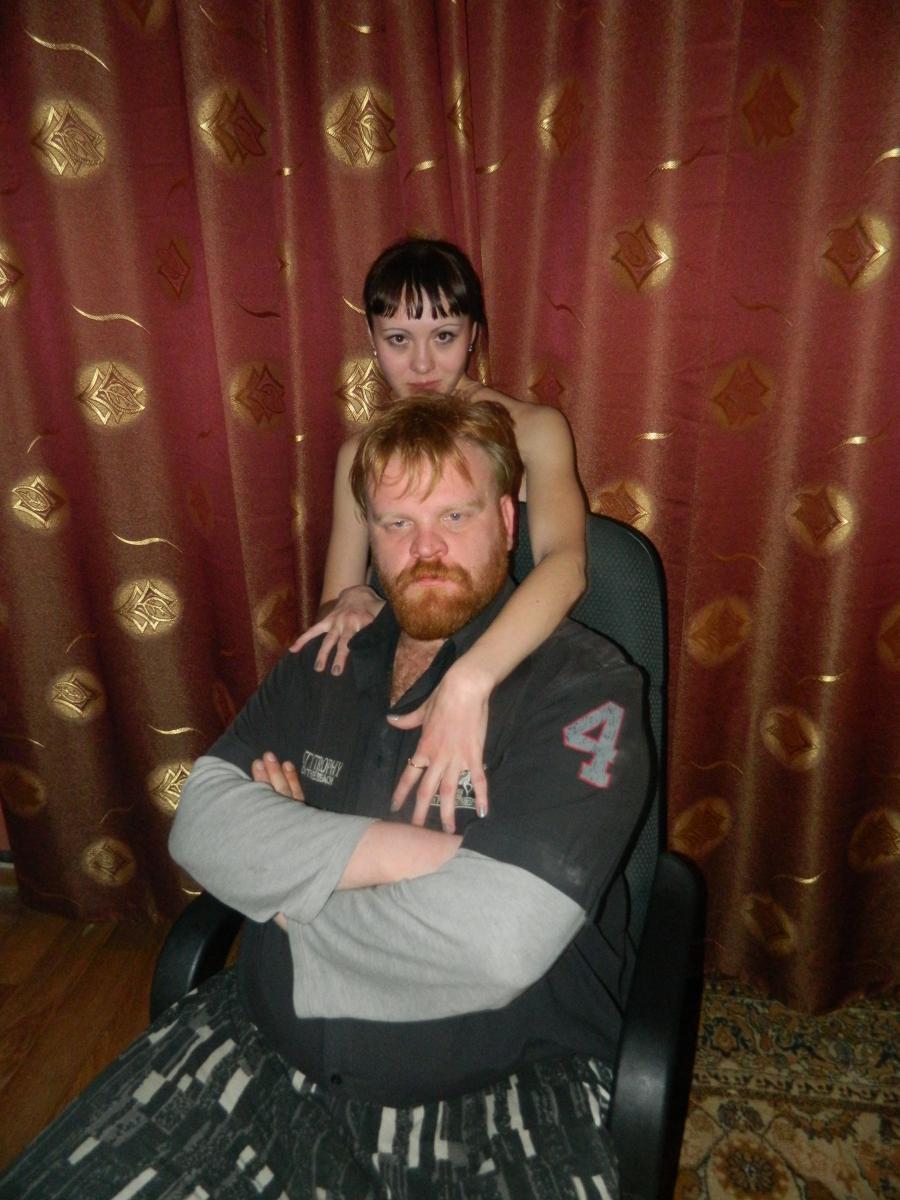 The bearded man and his girlfriends. Photo 11