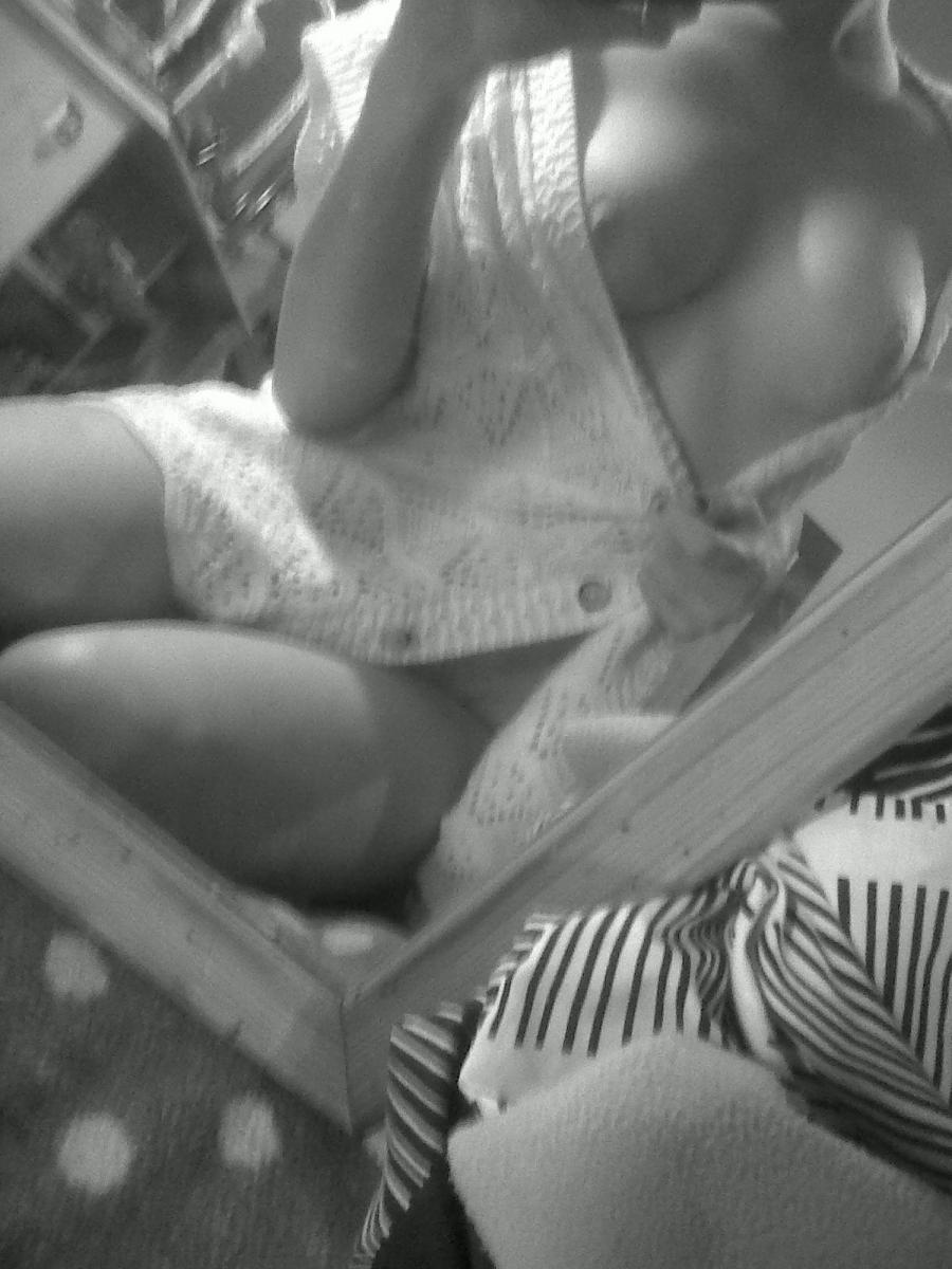 Self-shot of a busty cat. Part 2. Photo 37