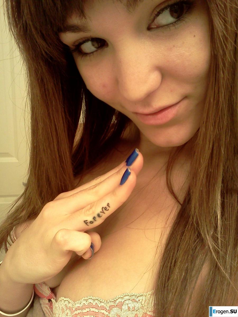 Busty Selfies. Photo 25