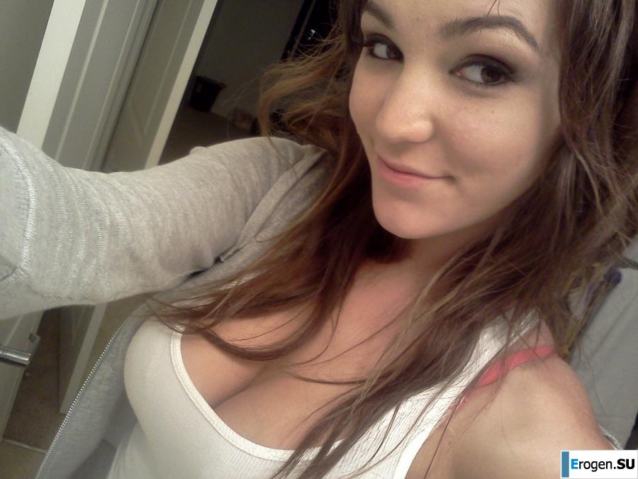 Busty Selfies. Photo 34