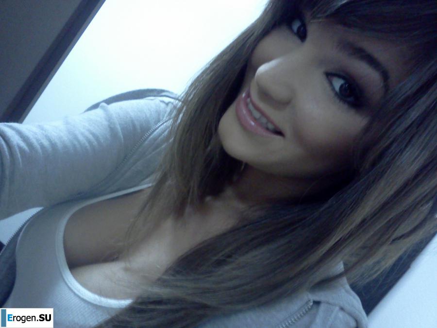Busty Selfies. Photo 37