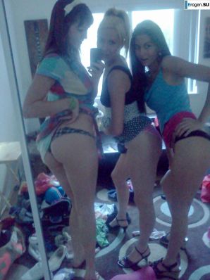 Busty Selfies. Thumb 26