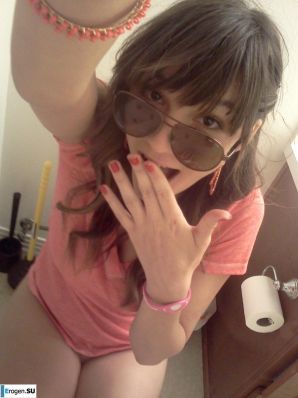 Busty Selfies. Thumb 36