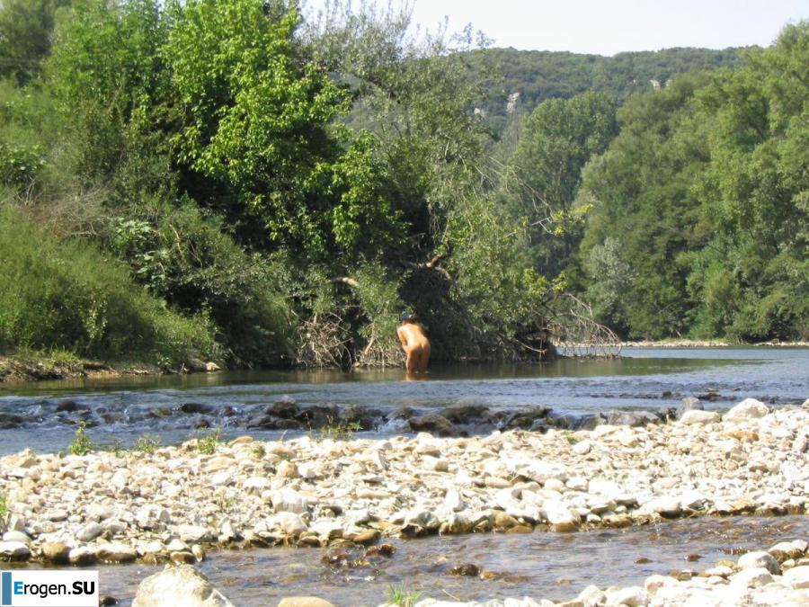 An elderly couple on vacation. Photo 15