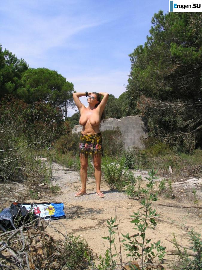 An elderly couple on vacation. Photo 30