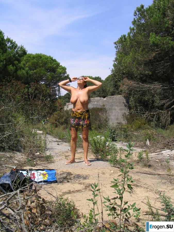 An elderly couple on vacation. Photo 31