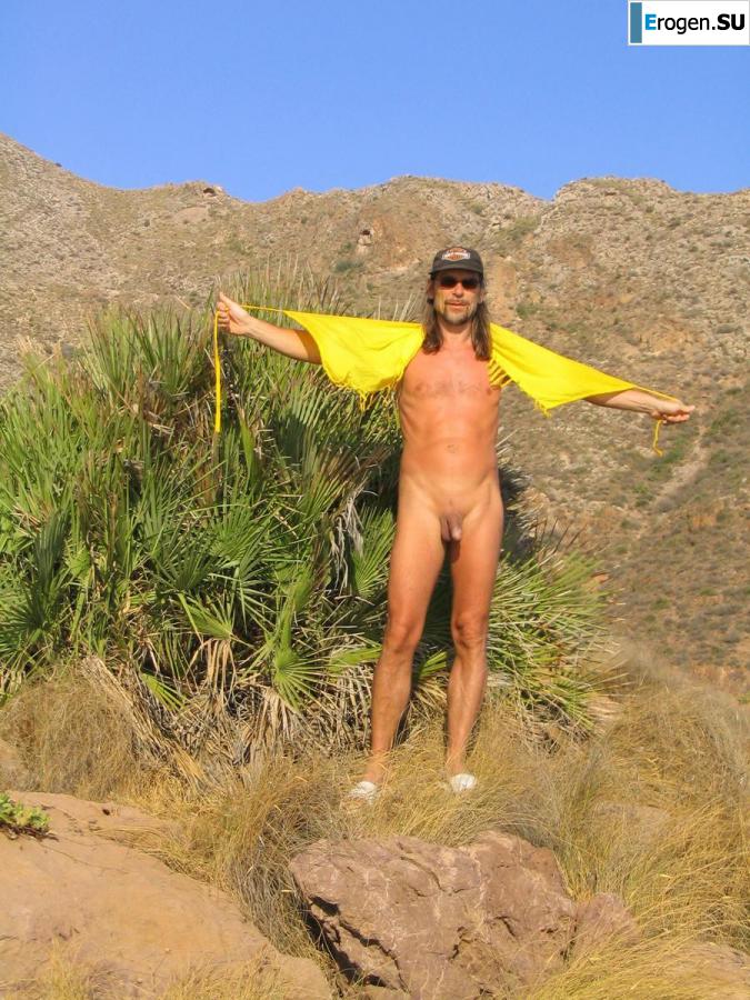 An elderly couple on vacation. Photo 34