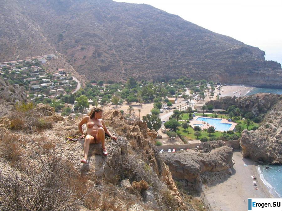 An elderly couple on vacation. Photo 40