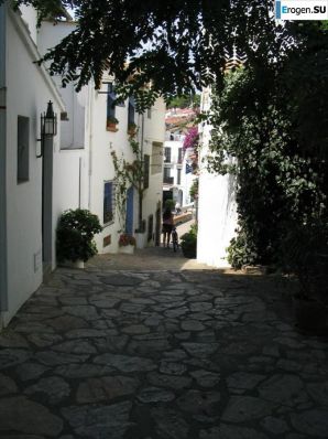 An elderly couple on vacation. Thumb 29