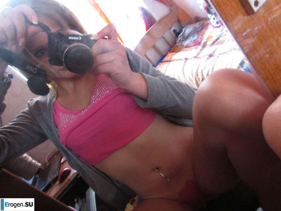 The girl loves to photograph her pussy. Photo 40