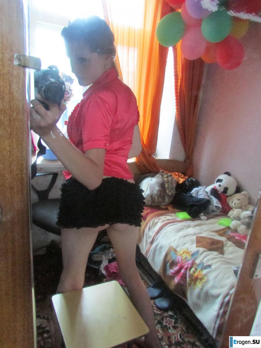 The girl loves to photograph her pussy. Photo 57