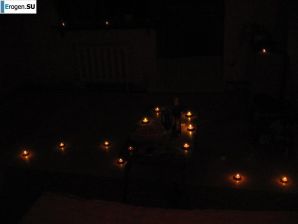 Intimate dinner on the floor. Thumb 23