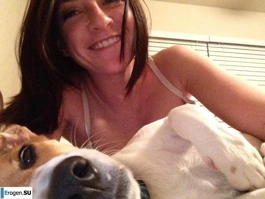 The cheerful young lady makes her selfie. Photo 27