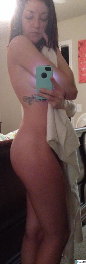 The cheerful young lady makes her selfie. Thumb 35