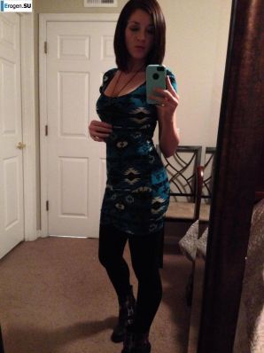 The cheerful young lady makes her selfie. Thumb 39