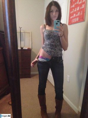 The cheerful young lady makes her selfie. Thumb 46