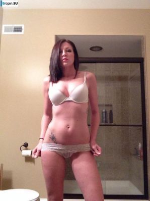 The cheerful young lady makes her selfie. Thumb 49