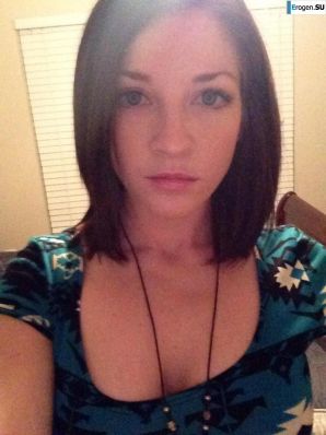 The cheerful young lady makes her selfie. Thumb 53