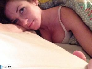 The cheerful young lady makes her selfie. Thumb 7