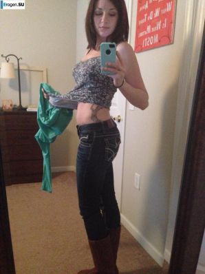 The cheerful young lady makes her selfie. Thumb 9