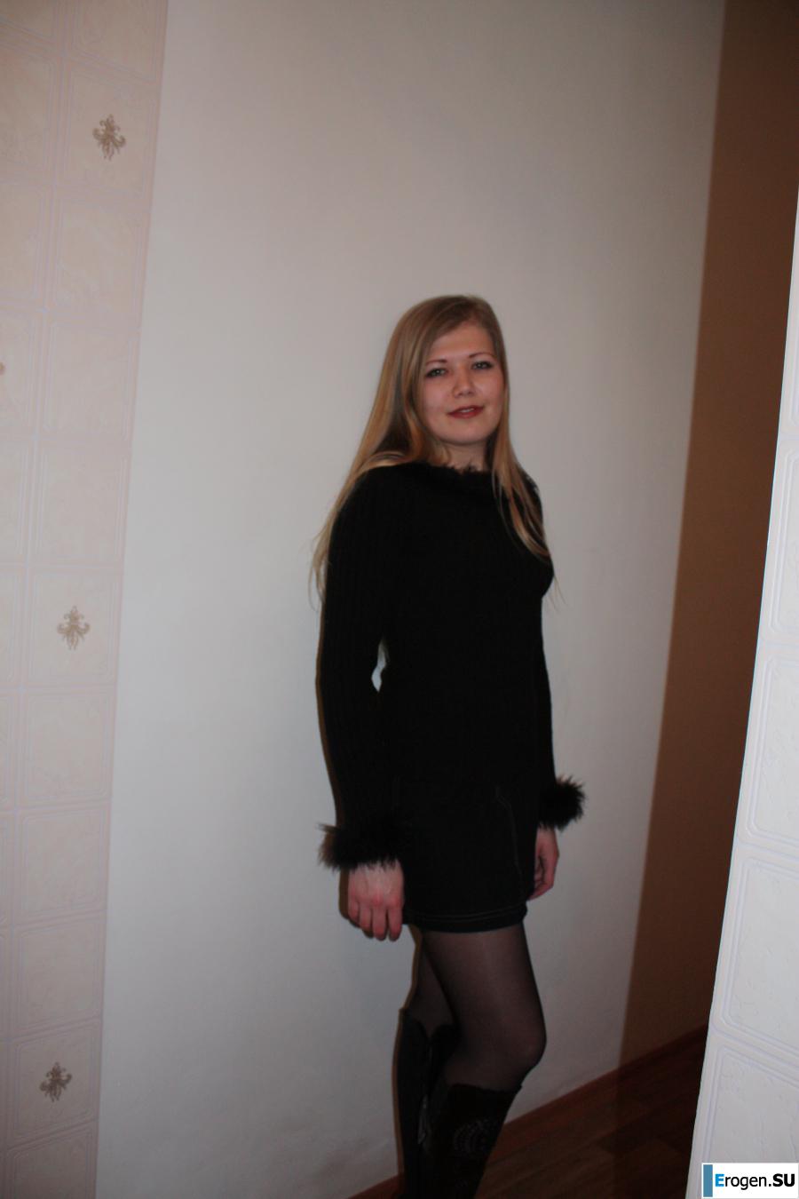 Краса на красном стуле. Фото 7