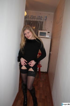 Краса на красном стуле. Эскиз 12