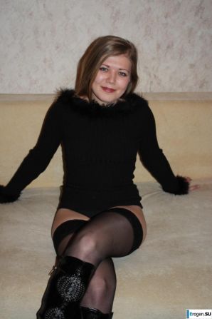 Краса на красном стуле. Эскиз 18