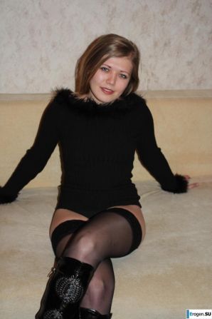 Краса на красном стуле. Эскиз 19