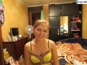 Краса на красном стуле. Эскиз 35