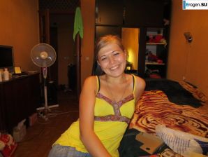 Краса на красном стуле. Эскиз 36