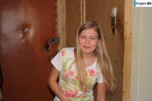 Краса на красном стуле. Эскиз 37