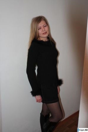 Краса на красном стуле. Эскиз 5