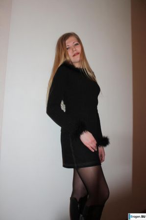 Краса на красном стуле. Эскиз 6