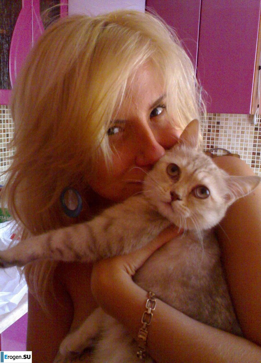 Blonde with Big Tits. Photo 7