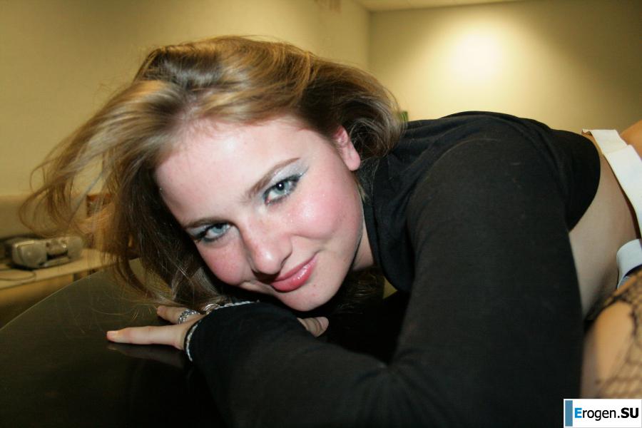 Musician in tattered tights. Photo 7