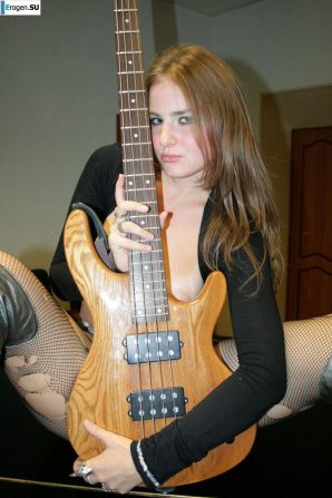 Musician in tattered tights. Thumb 17