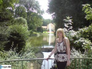 A young couple fooling around. Thumb 34