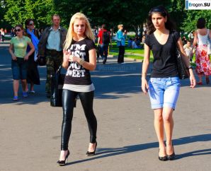 Девушки в лосинах. Эскиз 13