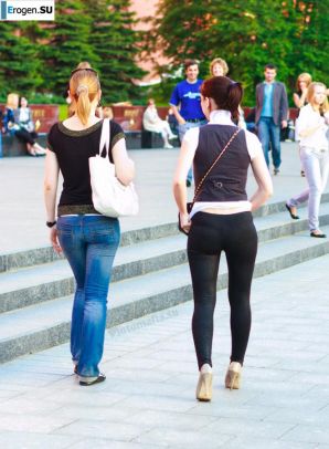 Девушки в лосинах. Эскиз 30