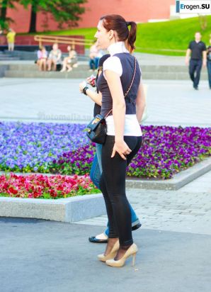 Девушки в лосинах. Эскиз 32