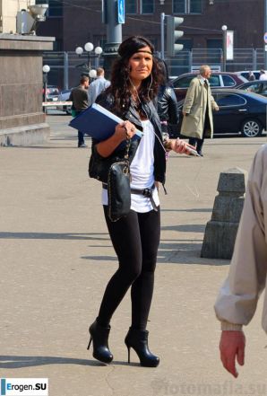 Девушки в лосинах. Эскиз 36