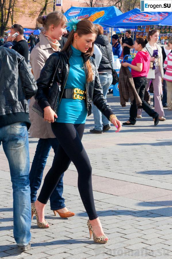 Some more girls in leggings. Photo 41