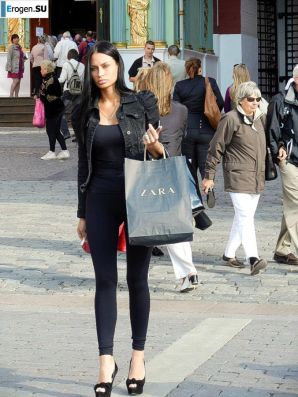 Девушки во всем самом обтягивающем. Эскиз 27