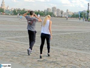 Девушки во всем самом обтягивающем. Эскиз 31